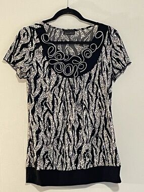 Black and White Patterned Women's Short Sleeve Top. Item # 11394